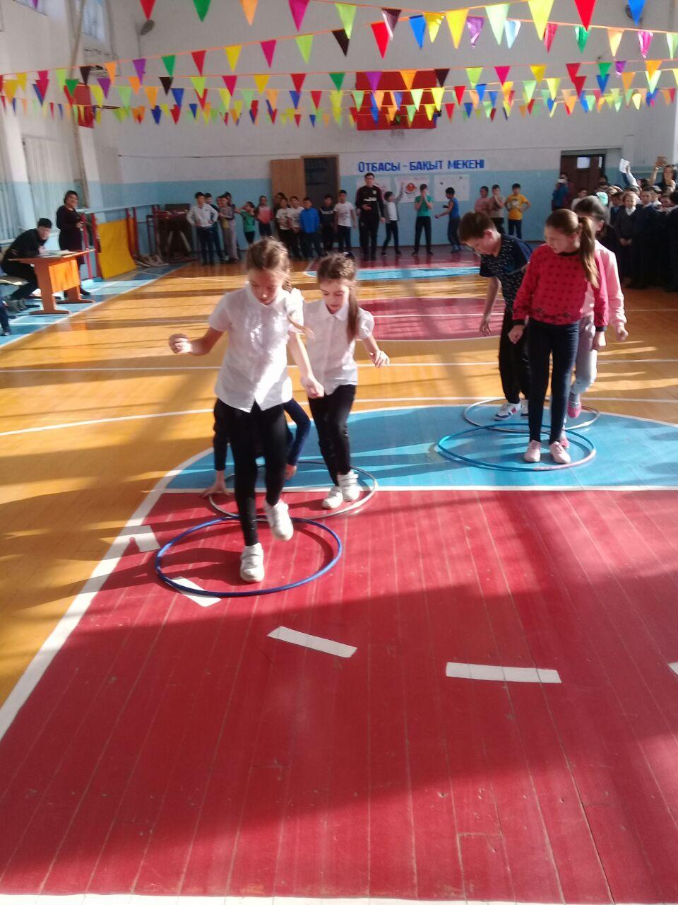 Сегодня в школе проводились соревнования веселые старты среди 4 классов