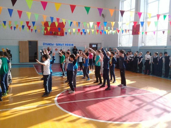 Сегодня в школе проводились соревнования веселые старты среди 4 классов