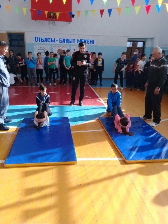 Сегодня в школе проводились соревнования веселые старты среди 4 классов